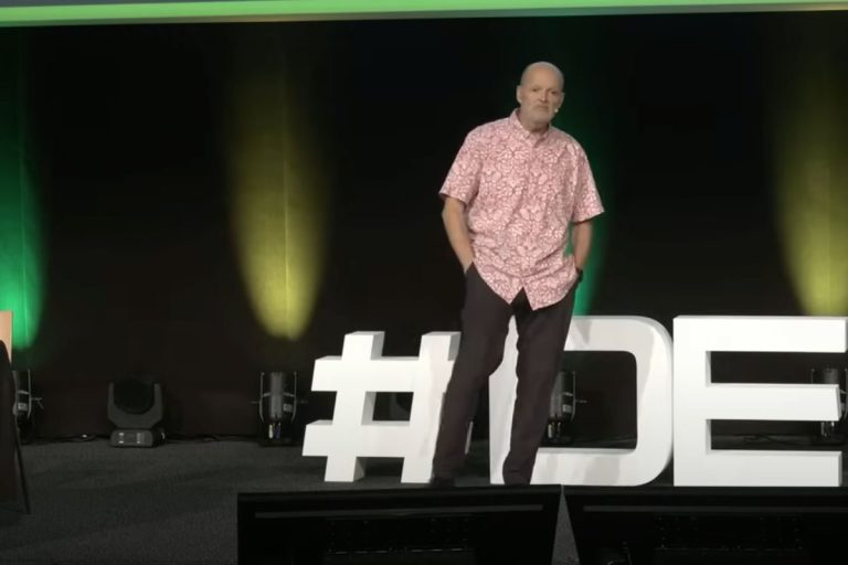 Luc Julia et sa fortune : parcours fascinant d'un pionnier de l'intelligence artificielle